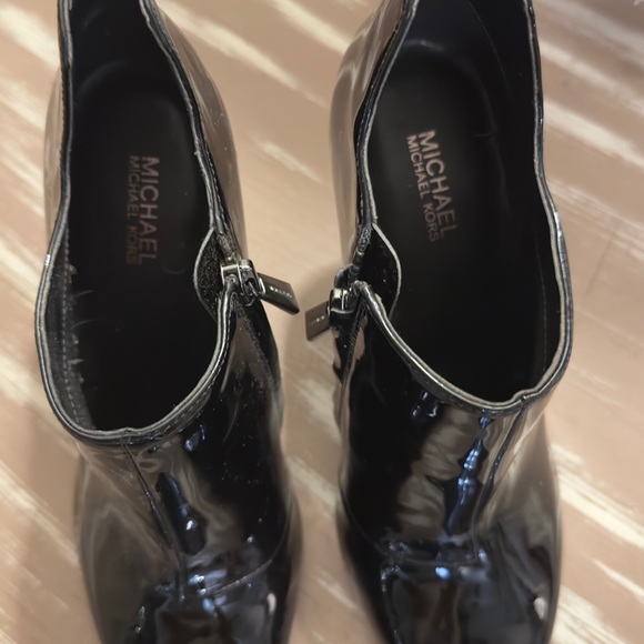 Nib Michael Kors size 6 1/2 bootie with zipper - Picture 2 of 5
